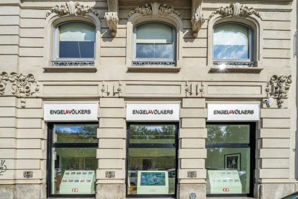 Vetrine dell'agenzia Engel&Volkers di Corso Sempione a Milano