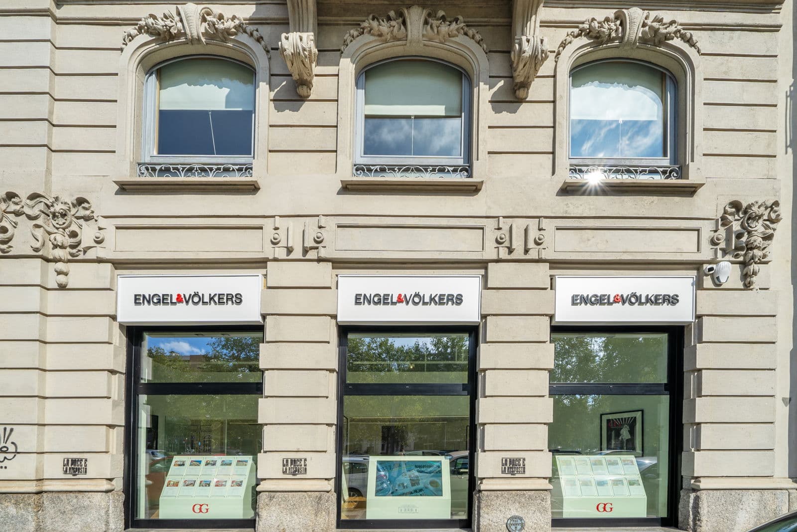 Vetrine dell'agenzia Engel&Volkers di Corso Sempione a Milano