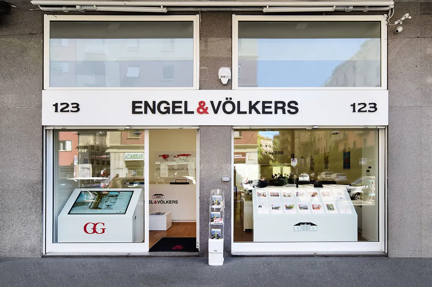 Vetrine dell'agenzia Engel&Volkers di Porta Romana a Milano