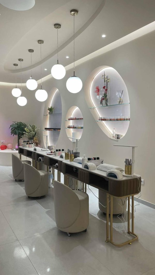 Interno della nail SPA Regina Nail a Cinisello Balsamo