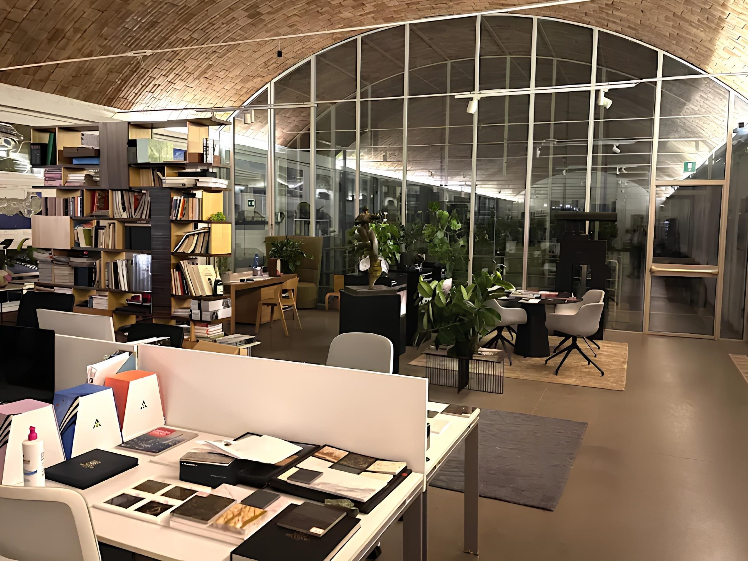Vista degli interni dello studio AAD a Milano