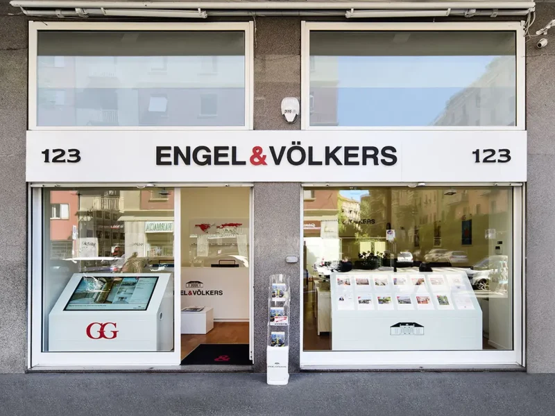 Vetrine dell'agenzia Engel&Volkers di Porta Romana a Milano