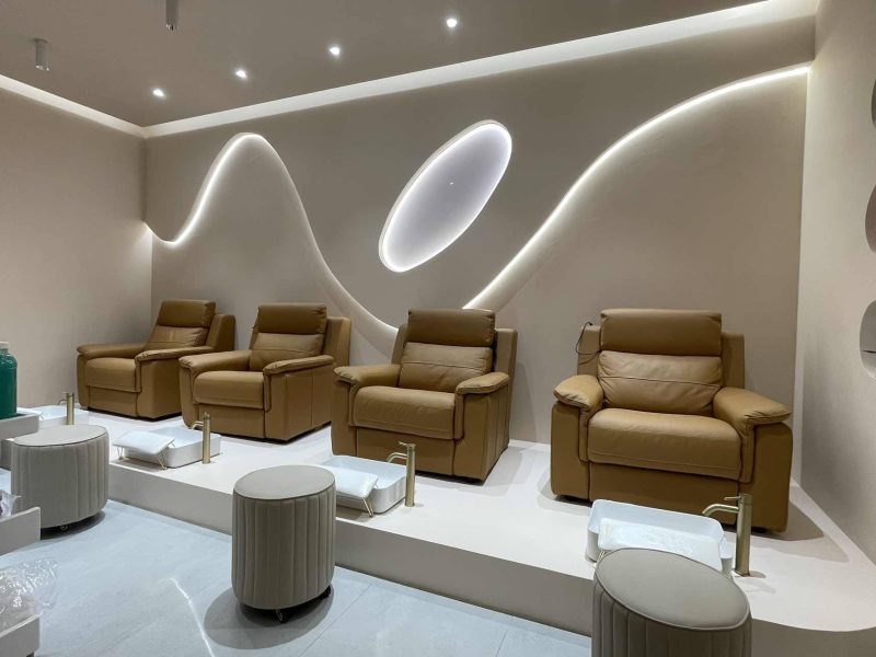 Postazioni per la pedicure della nail SPA Regina Nail a Cinisello Balsamo