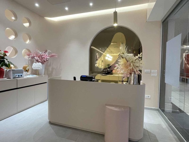 Bancone all'ingresso della nail SPA Regina Nail a Cinisello Balsamo